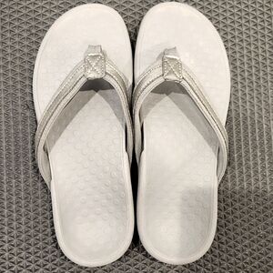 Vionic flip-flops, size 8